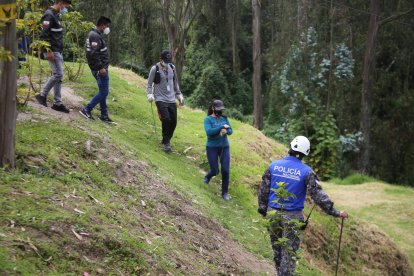 La madre de la joven acompañó a los agentes durante la diligencia.