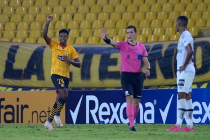 Jean Carlos Montaño hizo el tercer gol ante Santos.