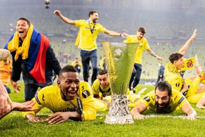Pervis Estupiñán es el segundo ecuatoriano en ganar el trofeo de Europa League.