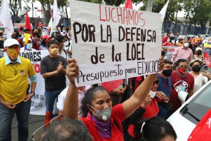 Maestros hacen plantón en rechazo a la nulidad de la nueva Ley de Educación