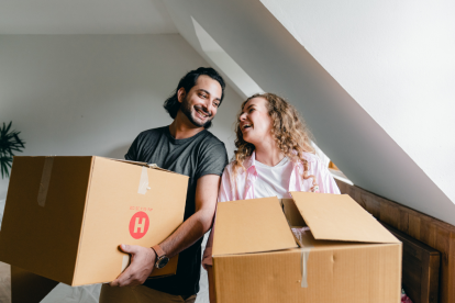 Muchas parejas recién formadas busca el hogar ideal. Muchas están buscando apartamentos, porque ofrecen servicios y otros atractivos.