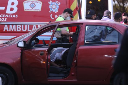 La víctima se encontraba de copiloto en un auto rojo, el cual circulaba por la calle Francisco Segura.
