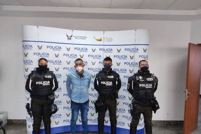 La policía indagara la condición migratoria del presunto sacapintas.