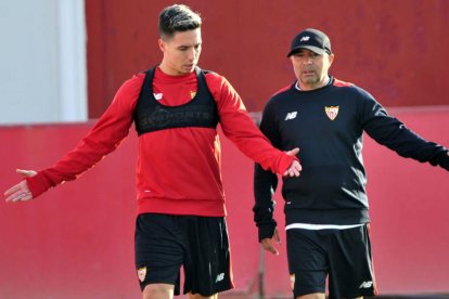 Samir Nasrí (i) junto a Jorge Sampaoli (d).