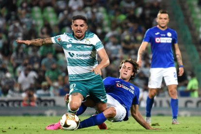 Santos Laguna (i) perdió de local, en la final de ida ante Cruz Azul.