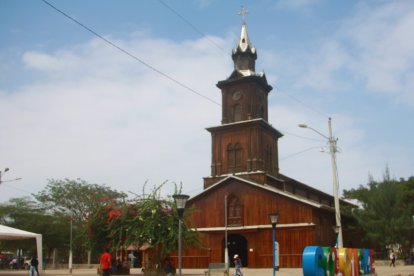 La iglesia de Santa Catalina de Colonche fue construida en madera, en el año 1700 aproximadamente.