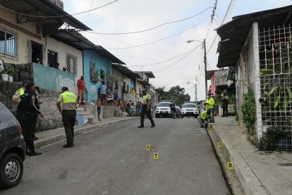 Agentes de Criminalística recogieron 14 indicios balísticos en el lugar de los hechos.