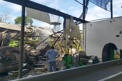 El hecho destruyó gran parte de las instalaciones. Casas aledañas fueron afectadas.