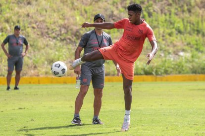 Jean Carlos Montaño en pleno trabajo bajo la mirada de Fabián Bustos.