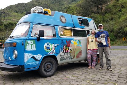 Vivi y Beto se dedican a vender artesanías, una forma de ganarse la vida e ir conociendo el Ecuador.