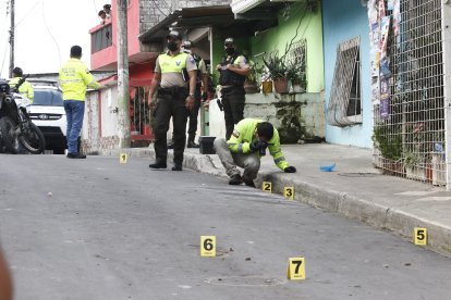 En Bastión Popular fueron encontrados 14 indicios, que serán analizados en el Laboratorio de Criminalística.