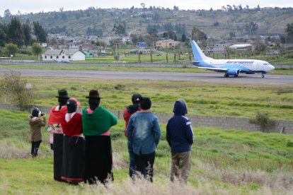 Frente al ‘muro de los lamentos’, las  familias esperan que el avión despegue para tomar fotos y vídeos.