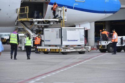 Las dosis compradas y donadas por China llegaron en contenedores especiales para prevenir el daño de las vacunas.