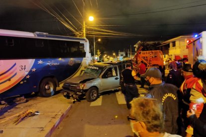 Por la fuerza de la colisión ambos vehículos terminaron estrellados con la entrada principal de una vivienda.