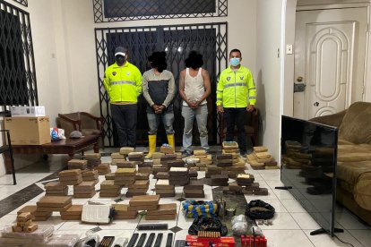 Dos ciudadanos fueron detenidos y como evidencias se incautaron los paquetes de droga.