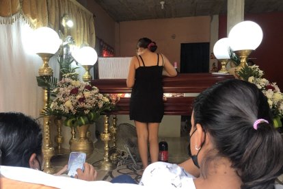 Jomira Michelle Espinoza Rebolledo andaba con unos amigos.