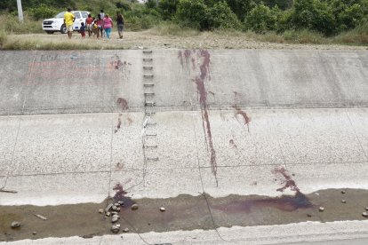 Policía asegura que fueron asesinados en otro sector y luego arrojados a este canal de agua. LEVANTAMIENTO DE LOS CADAVERES/JIMMY NEGRETE/GUAYAQUIL-ECUADOR