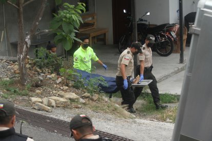La víctima presentaba disparos en la cabeza y en otras partes del cuerpo. Fue llevada al Laboratorio de Criminalística. Estaba descalza.