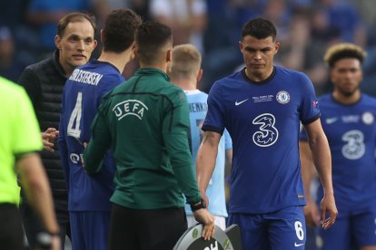 El experimentado zaguero brasileño Thiago Silva (d) se lesionó en la final de la Liga de Campeones.