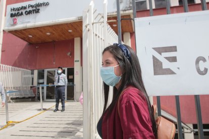 Los familiares de la menor de edad hospitalizada dicen que han tenido que entrar a la fuerza para verla.