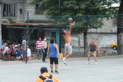 A un costado de quienes practican ecuavóley, se agrupan a jugar cartas. No todos usan alcohol antiséptico durante la manipulación de los naipes. Los vecinos claman por más control.