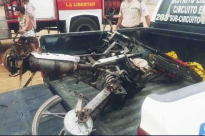 Los restos de la motocicleta fueron retirados por los agentes.