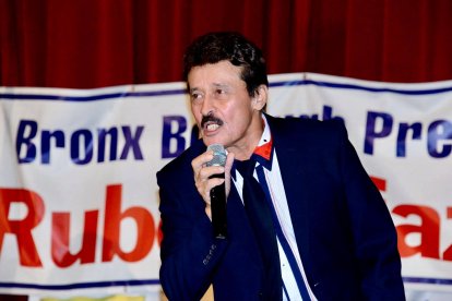 Nació en Charapotó, Manabí, en 1948. Su carrera empezó a los 15 años.