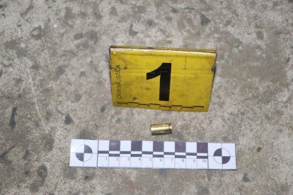 Restos de balas de 9 milímetros hallaron en el sitio del ataque.