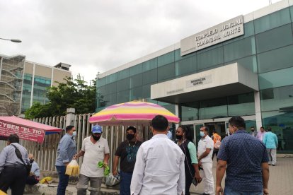 El edificio fue evacuado varios minutos mientras los agentes especializados comprobaban aquella alerta.
