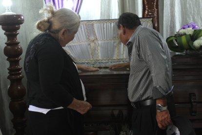 El lamento de Carmen Holguín y Julio Holguín, abuela y tío de Geanela Arreaga (círculo).