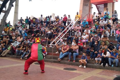 Personajes infantiles captaron la atención de la familia, en el Día del Niño.