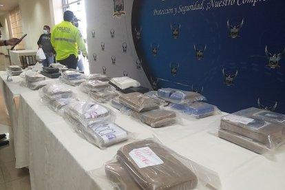 La Policía allanó 40 paquetes de 'coca' y ocho de yeso con jabón.