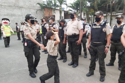 La pequeña Dayana pasó revista a los uniformados del distrito en Cañar.