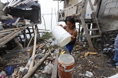 Varios moradores de la cooperativa 16 de Abril de Durán, se abastecen con agua del río Babahoyo.