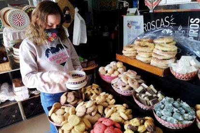 Mayra Íñiguez prepara canastillas con diversos dulces para las entregas a domicilios.