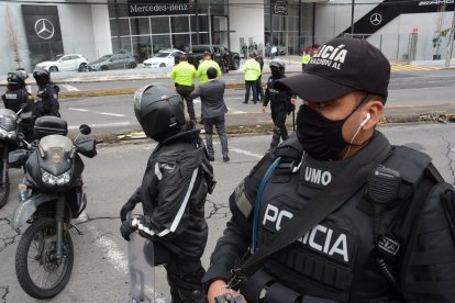 Ambos vehículos dejaron el sitio luego de que el auto de Salcedo se chocara contra una concesionaria.