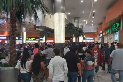 Varias aglomeraciones se reportaron en algunos centros comerciales de la urbe.