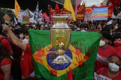 En Brasil se han desatado protestas sociales, luego de que la Conmebol anunciara que en ese país se realizará la Copa América.
