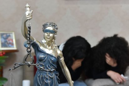 Las dos chicas fueron agredidas sexualmente. Su padrastro es el sospechoso.