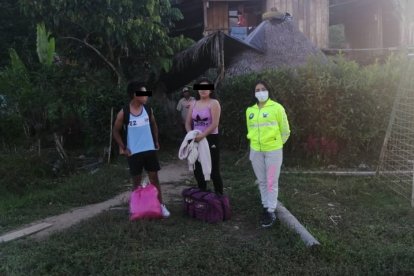 Los dos adolescente con agentes de la Dinased, una vez localizados.