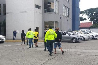 Custodiados por agentes de la Policía, los sospechosos llegaron al Cuartel Modelo.