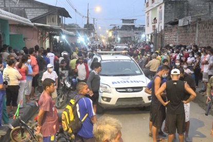 Decenas de personas se movilizaron hasta los exteriores del inmueble donde se produjo el crimen.