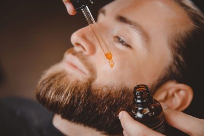 El aceite de eucalipto potencia el crecimiento de la barba.