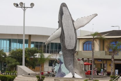 El monumento a la ballena, en Ballenita, uno de los atractivos en esta temporada de observación de los mamíferos.