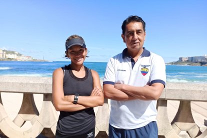 Karla Jaramillo y su entrenador Giovan Delgado durante los entrenamientos en La Coruña previo a la competencia.