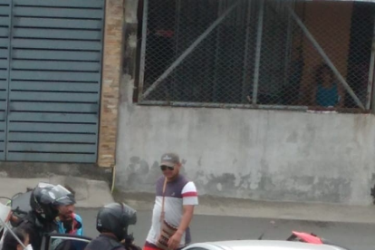 El vehículo quedó estacionado en una pendiente, mientras la víctima era auxiliada por los vecinos.