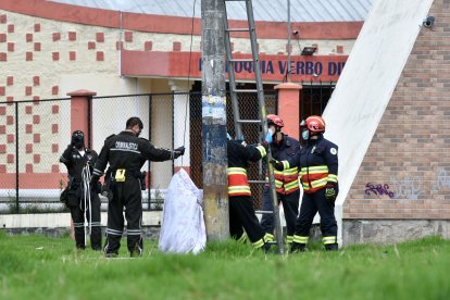 Una sábana blanca cubría el cuerpo de la muchacha que quedó cerca del poste.