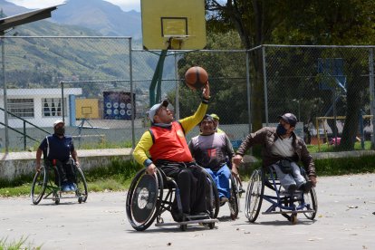 Leonel Reyes sujeta el balón; Manolo Armas (con mascarilla) intenta quitárselo.