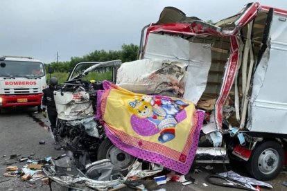 El conductor del camión quedó irreconocible entre la cabina destruida.