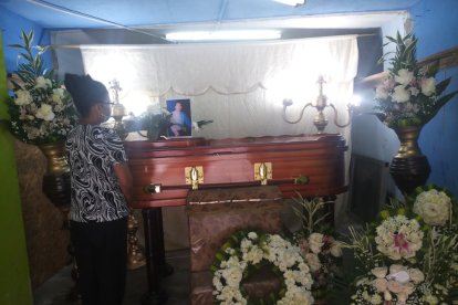Los restos del taxista informal, Fidel Alejandro Monserrate Pinto, son velados en la sala de su vivienda.